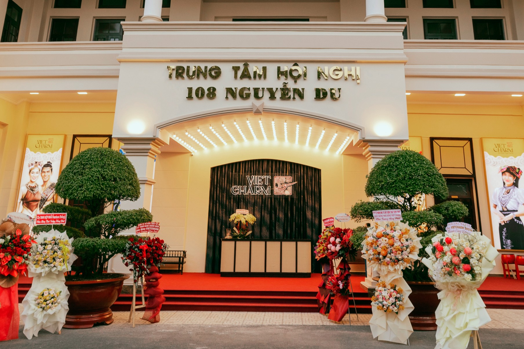 Review chi tiết Dinner Show Việt Nam: Nên chọn À Ố Show, Múa rối nước hay VietCharm Show?