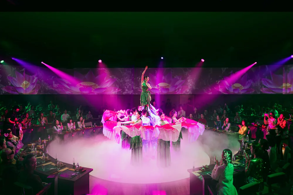 The VietCharm Culture & Dining Show has received a warm reception from Vietnamese audiences since its initial performances.